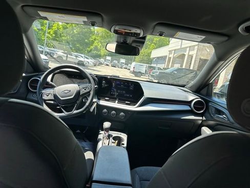 Used 2024 Chevrolet Trax RS FWD image 23