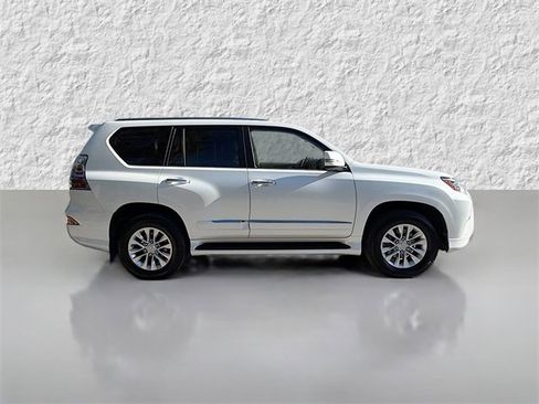 Used 2018 Lexus GX 460 image 2