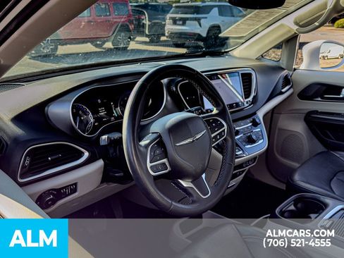 Used 2022 Chrysler Pacifica Touring-L FWD image 18