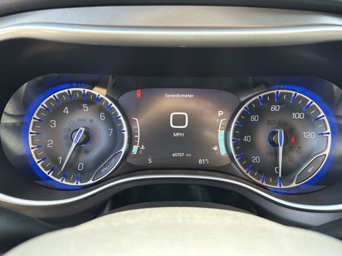 Used 2023 Chrysler Pacifica Touring-L FWD image 19