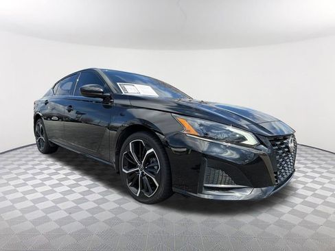 Used 2023 Nissan Altima 2.5 SR w/ SR Premium Package image 3