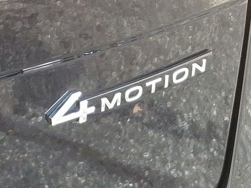 Used 2022 Volkswagen Tiguan SE R-Line image 34