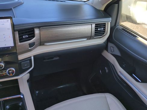 Used 2024 Ford Expedition Limited image 17