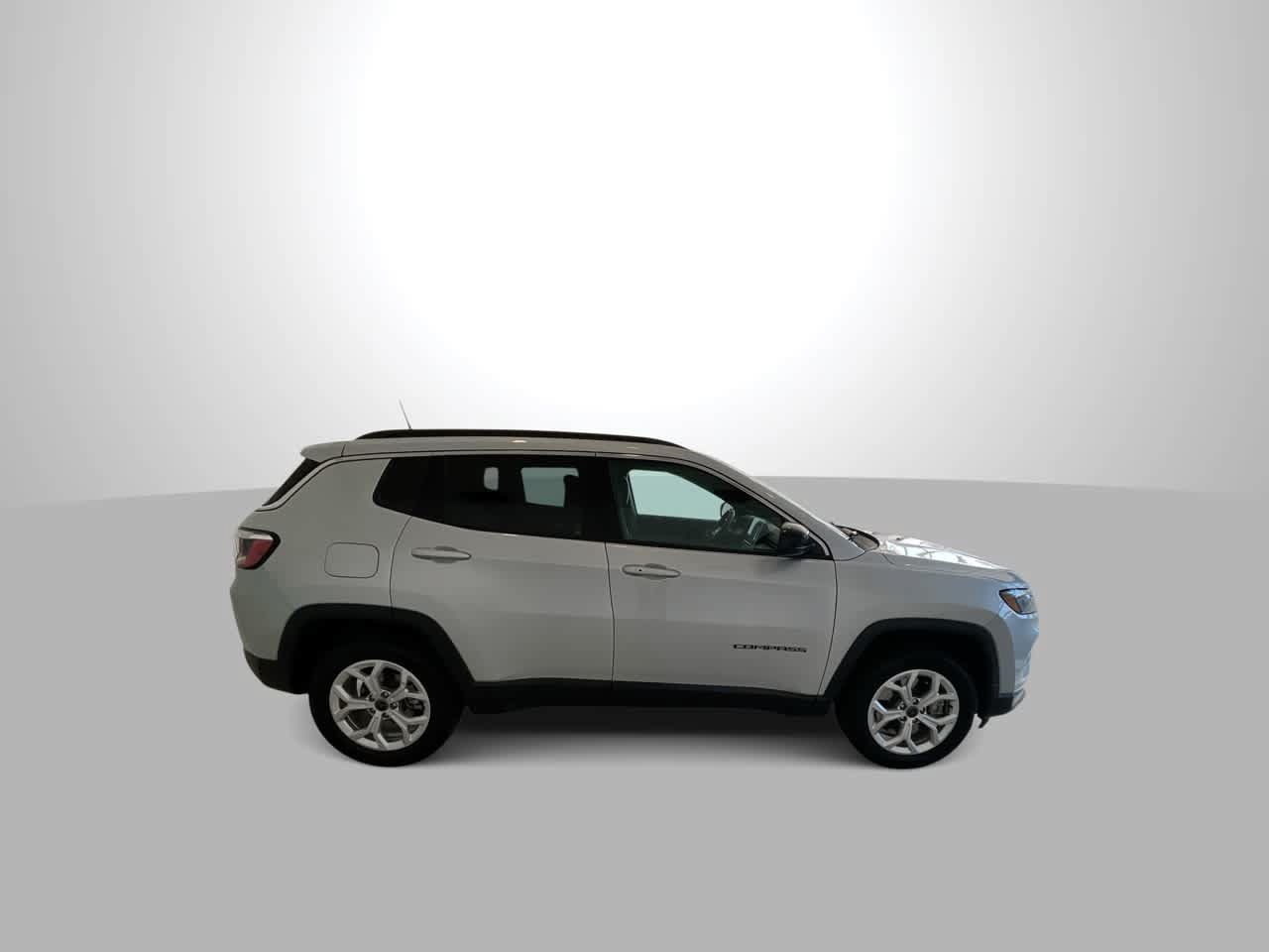 Used 2025 Jeep Compass Latitude AWD/4WD image 9