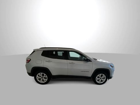 Used 2025 Jeep Compass Latitude AWD/4WD image 9