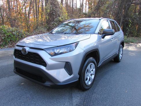 Used 2021 Toyota RAV4 LE image 1