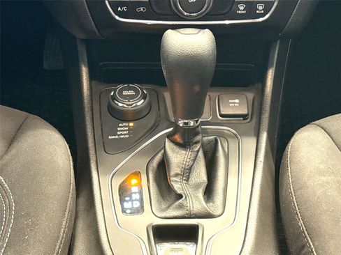 Used 2020 Jeep Cherokee Latitude w/ Cold Weather Group image 20