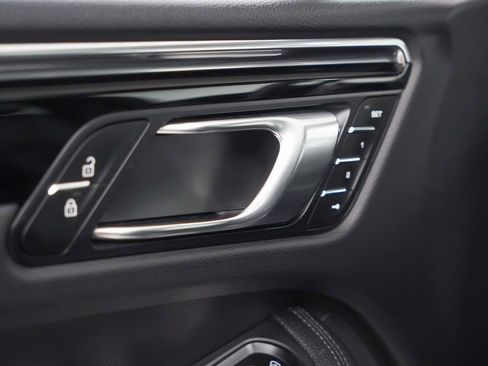 Used 2025 Porsche Macan image 22