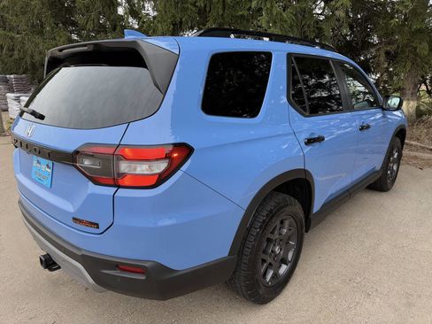 Used 2025 Honda Pilot TrailSport image 6