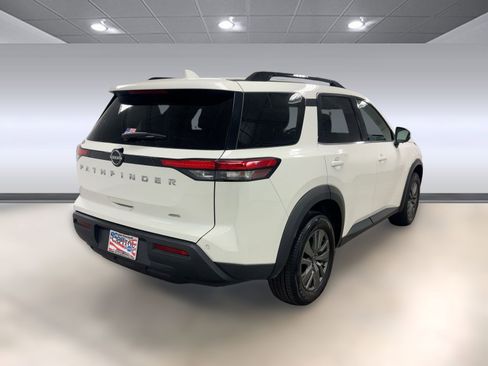 Used 2025 Nissan Pathfinder SV image 8