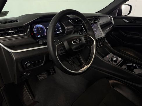 Used 2025 Jeep Grand Cherokee Altitude image 21