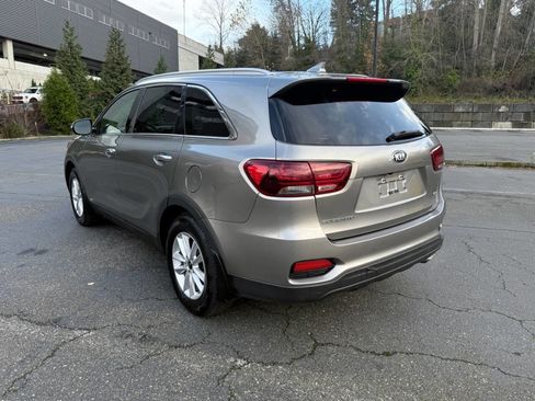 Used 2019 Kia Sorento LX w/ LX Convenience Package image 3