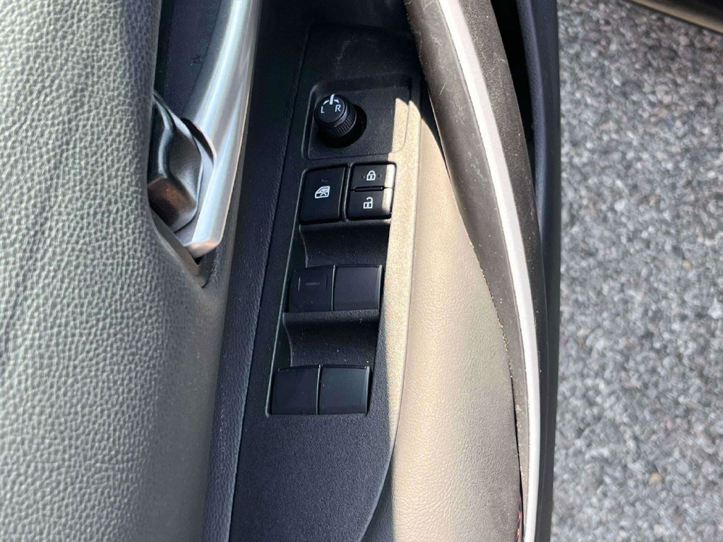 Used 2025 Toyota Corolla SE FWD image 13