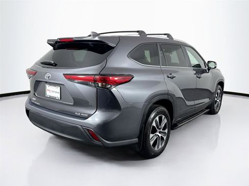 Certified 2023 Toyota Highlander XLE image 12
