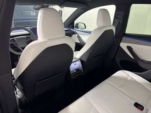 Used 2026 Tesla Model Y Long Range image 16