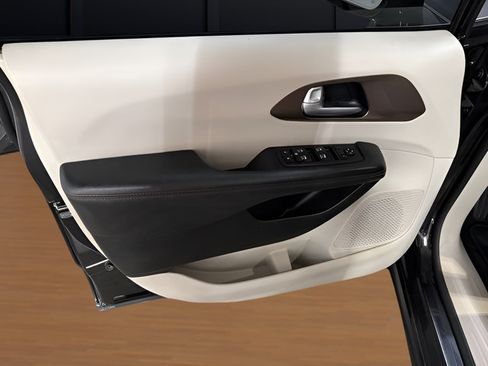Used 2018 Chrysler Pacifica Touring-L Plus w/ Advanced Safetytec Group FWD image 9
