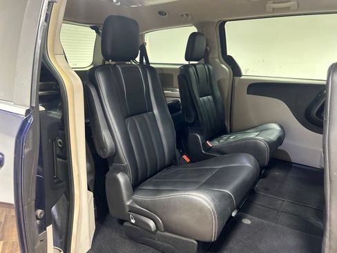 Used 2014 Chrysler Town & Country Touring FWD image 35