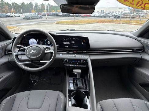 Used 2024 Hyundai Elantra SEL w/ Convenience Package image 16