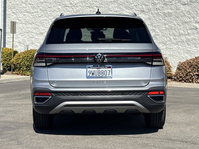 Certified 2025 Volkswagen Taos SE FWD image 4