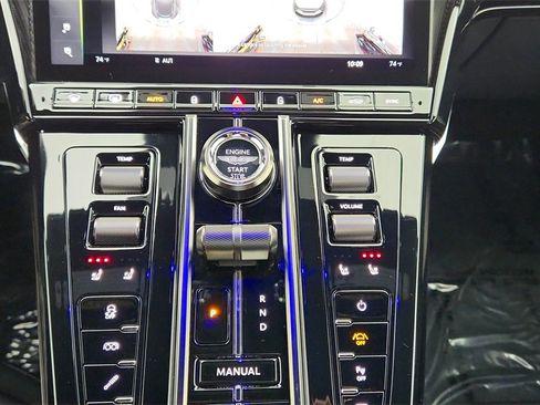 Used 2025 Aston Martin V8 Vantage Coupe image 13