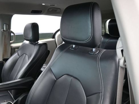 Used 2023 Chrysler Pacifica Touring-L FWD image 16