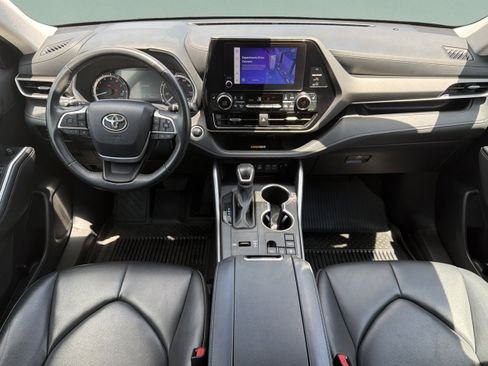 Certified 2024 Toyota Highlander XLE FWD image 9