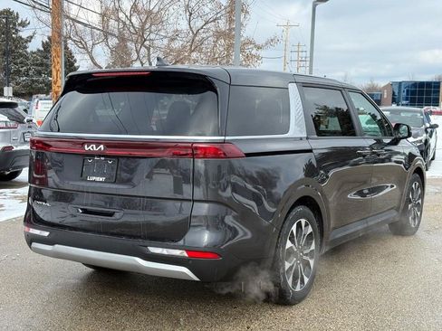 Used 2024 Kia Carnival EX image 3