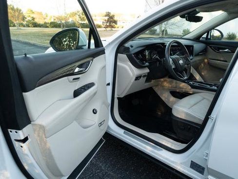 Used 2021 Buick Envision Avenir w/ Technology Package II image 9