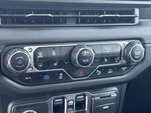 Used 2024 Jeep Wrangler Unlimited Sahara w/ Technology Group AWD/4WD image 14