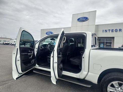 Used 2017 Nissan Titan SV image 12