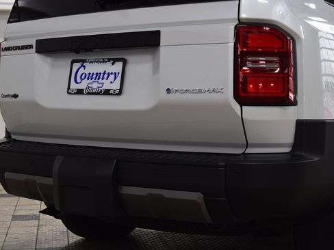 Used 2025 Toyota Land Cruiser image 19