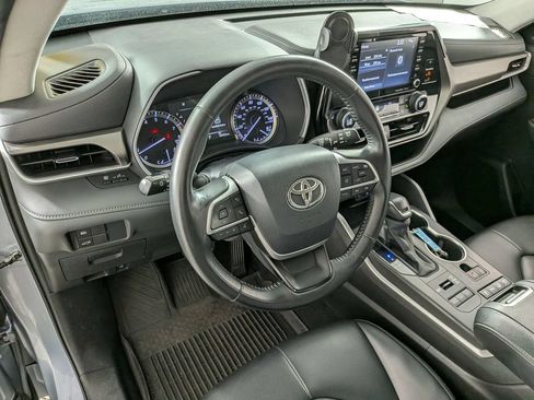 Used 2022 Toyota Highlander XLE AWD/4WD image 11