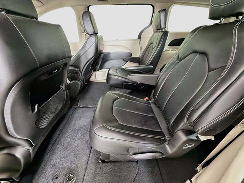 Used 2024 Chrysler Pacifica Touring-L FWD image 25