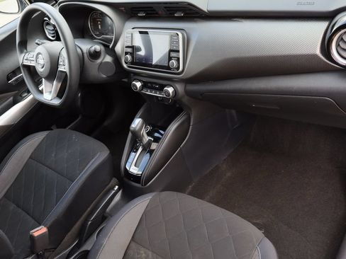 Used 2018 Nissan Kicks SV FWD image 27