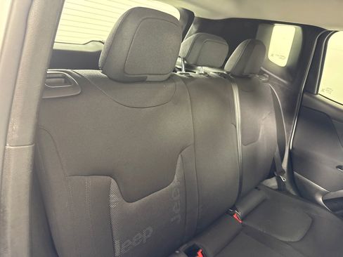 Used 2017 Jeep Renegade Latitude w/ Cold Weather Group image 26