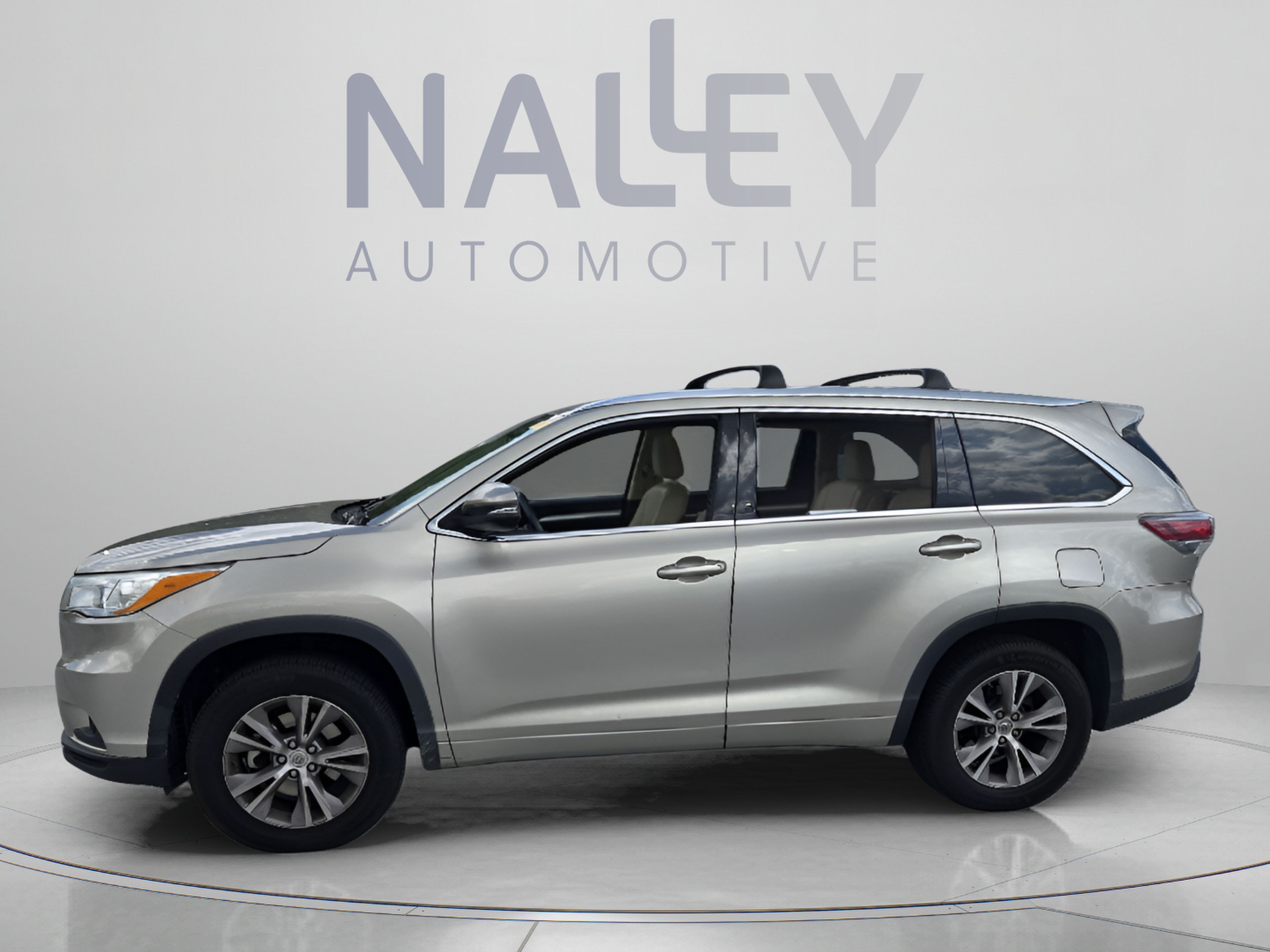 Used 2014 Toyota Highlander XLE FWD image 2