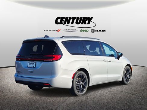 New 2026 Chrysler Pacifica Select w/ S Appearance Package FWD image 4