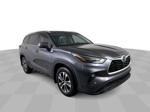 Used 2023 Toyota Highlander XLE AWD/4WD image 2