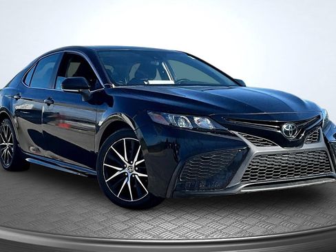 Used 2022 Toyota Camry SE FWD image 3