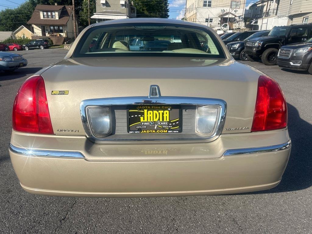 Used 2006 Lincoln Town Car Signature RWD image 21