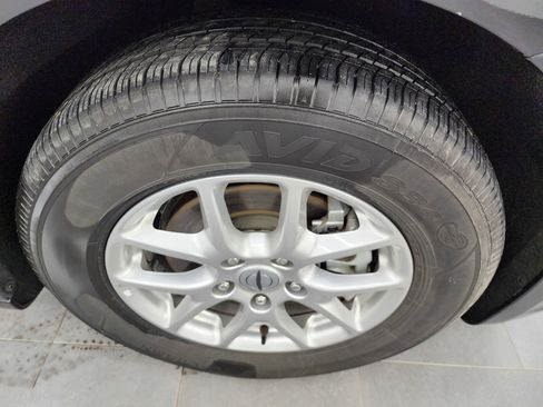 Used 2024 Chrysler Pacifica Touring-L image 3