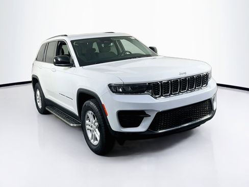 Used 2023 Jeep Grand Cherokee Laredo RWD image 3