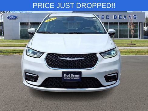 Used 2023 Chrysler Pacifica Touring-L FWD image 2