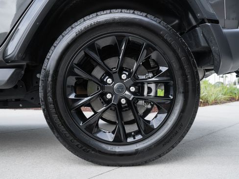 Used 2025 Jeep Wrangler Unlimited Sahara AWD/4WD image 29