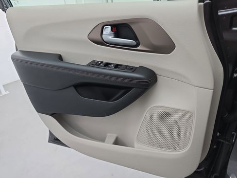 Used 2018 Chrysler Pacifica Touring-L image 28