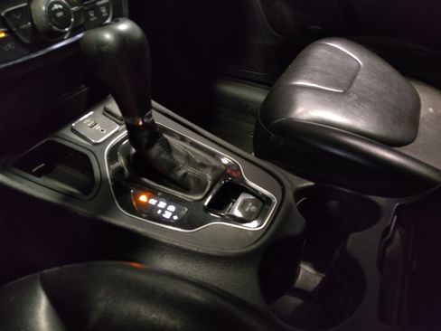 Used 2021 Jeep Cherokee Latitude Plus FWD image 26