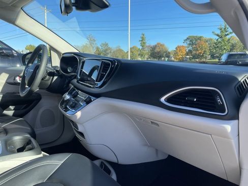 Used 2024 Chrysler Pacifica Touring-L image 28