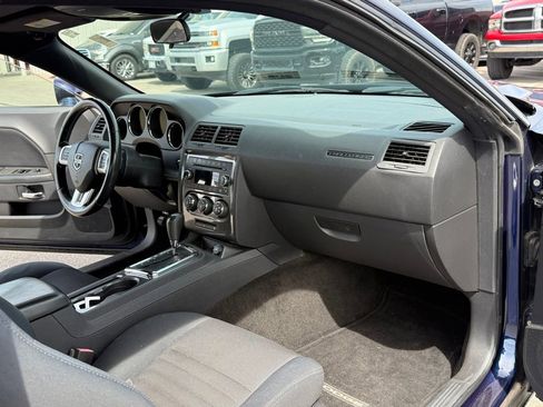 Used 2013 Dodge Challenger SXT image 8
