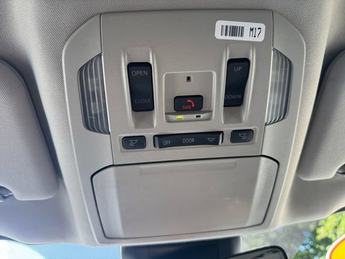 Used 2024 Toyota Highlander XLE AWD/4WD image 26