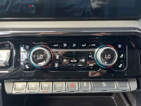 Used 2024 GMC Sierra 2500 AT4 w/ AT4 Premium Plus Package AWD/4WD image 15